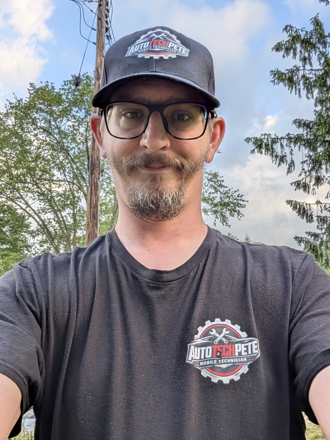 Pete de AutoTechPete con camisa y gorra de la marca