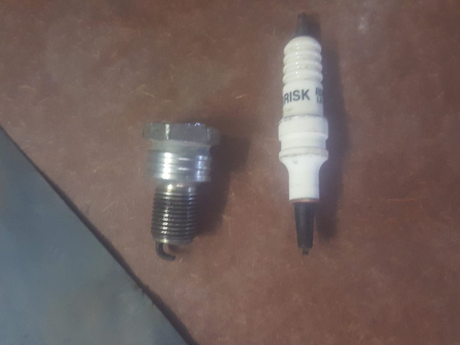 Detalle de bujia y servicio de encendido
